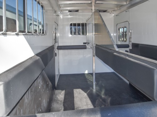 Julite Straight Load 2 Horse w/Dressing Room Preview Photo 6