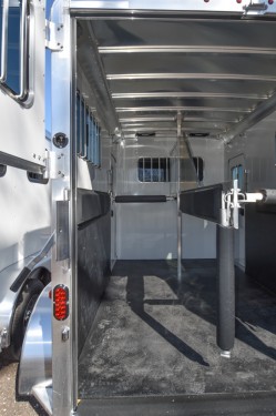 Julite Straight Load 2 Horse w/Dressing Room Preview Photo 5