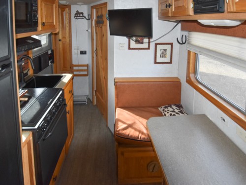 2002 C&C 2 HORSE STRAIGHT LOAD W/LIVING QUARTERS Preview Photo 2