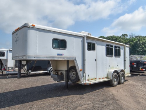 2002 Horton 2 Horse Overnighter Trailer Photo
