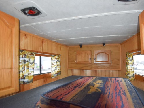 2003 CM 3 Horse Slant Overnighter Trailer Preview Photo 8