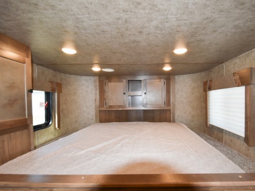 Legacy 8413SR Living Quarters Horse Trailer Preview Photo 5