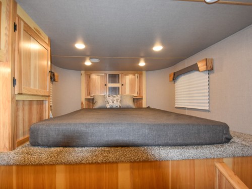 Colt 849 Living Quarter Horse Trailer Preview Photo 3