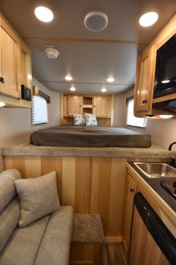 Colt 27 Slant Living Quarter Horse Trailer Preview Photo 5