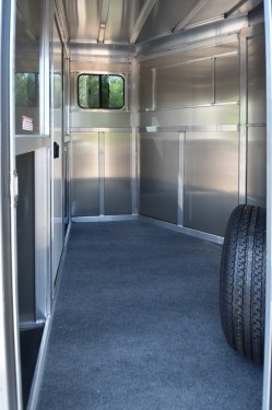 Julite Straight Load Walk Thru w/Mangers Horse Trailer Preview Photo 8