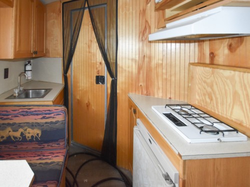 2003 CM 3 Horse Slant Overnighter Trailer Preview Photo 5