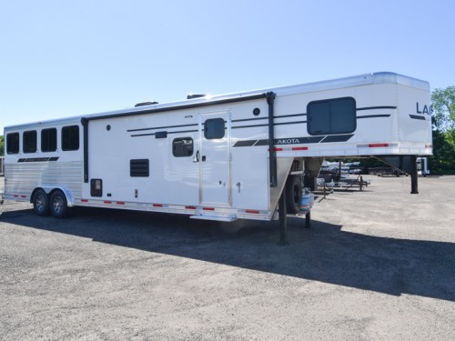 Legacy 8413SR Living Quarters Horse Trailer Preview Photo 2