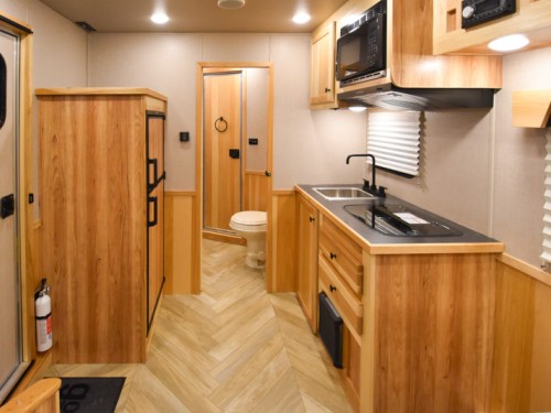 Colt 849 Living Quarter Horse Trailer Photo