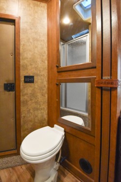 Exiss 7308 3 Horse Slant Living Quarters Horse Trailer Preview Photo 8