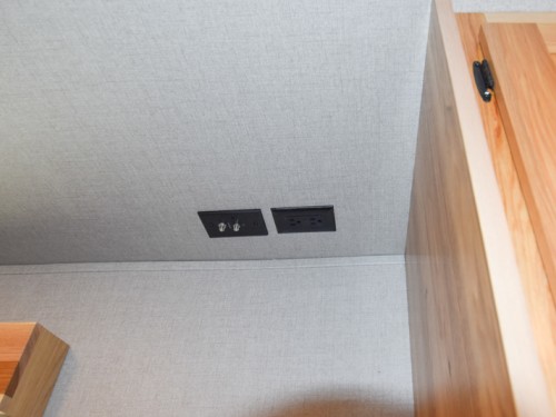 Colt 27 Slant Living Quarter Horse Trailer Preview Photo 8