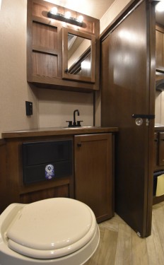 Colt 8411 Living Quarter Horse Trailer Preview Photo 8
