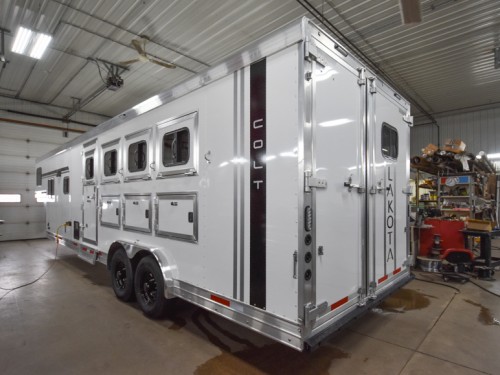 Colt 8411 Living Quarter Horse Trailer Preview Photo 11