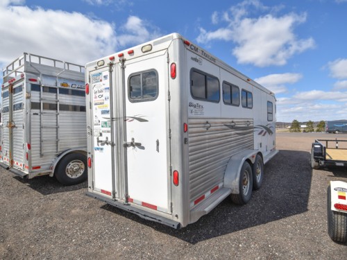 2003 CM 3 Horse Slant Overnighter Trailer Preview Photo 3