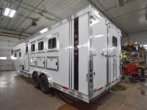 Colt 8411 Living Quarter Horse Trailer Photo Thumbnail 11
